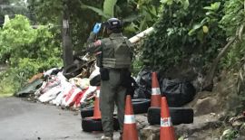 Осколочную гранату М26 нашли на обочине улицы Soi Pluk Jae в поселке Ката в среду, правоохранительные органы изучают записи с камер видеонаблюдения в попытке установить личность человека, оставившего боевую гранату среди придорожного мусора