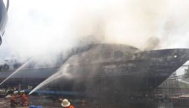 Туристическое судно загорелось во время проведения ремонтных работ на верфи Asian Phuket Marine and Dockyard во второй половине дня 6 августа. Пожар начался в тот момент, когда рабочие резали металлические конструкции