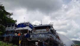 Туристическое судно загорелось во время проведения ремонтных работ на верфи Asian Phuket Marine and Dockyard во второй половине дня 6 августа. Пожар начался в тот момент, когда рабочие резали металлические конструкции