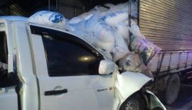 Пикап врезался в грузовик со льдом на главном шоссе Пхукета. Водитель пикапа Аркхо Накхачон был госпитализирован, после того как предположительно уснул за рулем и врезался в остановившийся у обочины грузовик со льдом