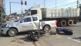 Два мотоцикла протаранили пикап на главном шоссе Пхукета. Полиция предъявила обвинения молодым мотоциклистам, проигнорировавшим запрещающий сигнал светофора и протаранившим пикап на Thepkrasattri Rd. в Таланге