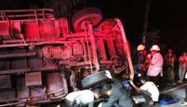 Водитель грузовика и его девушка получили травмы в результате ночной аварии, произошедшей около 1:00 вторника, 13 ноября, на Thepkrasattri Rd. в Май-Кхао