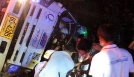 Водитель грузовика и его девушка получили травмы в результате ночной аварии, произошедшей около 1:00 вторника, 13 ноября, на Thepkrasattri Rd. в Май-Кхао