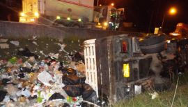 Фото: Легковой автомобиль перевернул грузовик с мусором на пхукетском шоссе