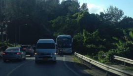 Автобус с туристами из России попал в аварию на Пхукете. На крутом повороте автобус врезался в пикап, в результате чего у того лопнуло колесо. Никто не пострадал