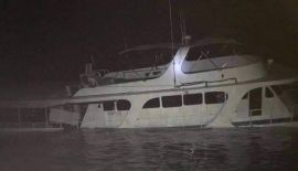 Согласно сообщению, дайв-бот с семью тайскими гражданами и четырьмя иностранцами затонул неподалеку от побережья одного из островов Симиланского архипелага.  Никто из находившихся на борту людей не пострадал