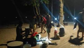 Согласно сообщению, дайв-бот с семью тайскими гражданами и четырьмя иностранцами затонул неподалеку от побережья одного из островов Симиланского архипелага.  Никто из находившихся на борту людей не пострадал