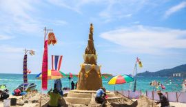 В Патонге подвели итоги конкурса песчаных пагод, приуроченного к Сонгкрану. Конкурс прошел 11 апреля. Лучшей работой была признана пагода, построенная командой школы Phuket Wittayalai School.