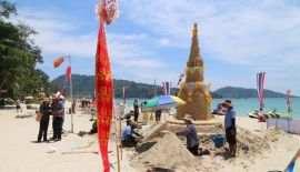 В Патонге подвели итоги конкурса песчаных пагод, приуроченного к Сонгкрану. Конкурс прошел 11 апреля. Лучшей работой была признана пагода, построенная командой школы Phuket Wittayalai School.