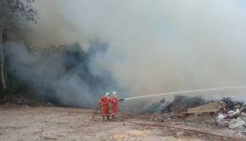 Три часа потребовалось пожарным из Раваи, чтобы ликвидировать возгорание растительности и мусора в районе футбольного поля у мыса Промтхеп