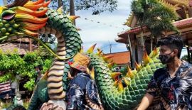 У храма Wat Ban Don в тамбоне Тхепкрасаттри прошел ежегодный красочный парад в честь десятого лунного месяца