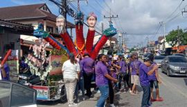 У храма Wat Ban Don в тамбоне Тхепкрасаттри прошел ежегодный красочный парад в честь десятого лунного месяца