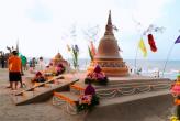 Песчаные фигуры для Сонгкрана 2015  Конкурс песчаных скульптур, тайские традиции Сонгкрана и плотная пробка в районе Банг Саен на трассе Бангкок-Паттайя