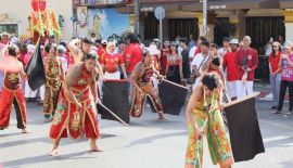 В последний день марта жители Пхукет-Тауна, с китайскими корнями, провели уличный парад в честь богини милосердия Гуаньинь.