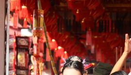 В последний день марта жители Пхукет-Тауна, с китайскими корнями, провели уличный парад в честь богини милосердия Гуаньинь.