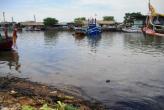 Разлив дизельного топлива в гавани Koh Sirae (к востоку от Пхукет-Тауна)