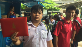 Школьный выпускник из провинции Nakhon Ratchasima в Таиланде был настолько горд тем, что закончил среднюю школу, что решил посвятить этому событию целую фотосессию