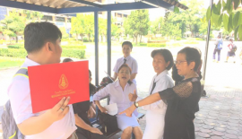 Школьный выпускник из провинции Nakhon Ratchasima в Таиланде был настолько горд тем, что закончил среднюю школу, что решил посвятить этому событию целую фотосессию