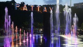 Цветные фонтаны и разноцветные дорожки на Бали Хай в Паттайе