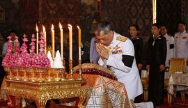 Его Величество король Таиланда Рама X совершил буддийскую церемонию в храме Боуорн Нивет Вихара честь начала трёхмесячного Великого буддийского поста в воскресенье 9 июля