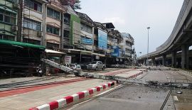 Свыше десятка столбов линии электропередач были повержены тропическим штормом в первой половине дня 17 апреля в Бангкоке в районе Лат Крабанг
