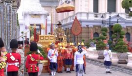 4 мая в королевской процессии Его Величество посетил храм Изумрудного Будды, чтобы провозгласить себя покровителем буддизма. Группа из 80 монахов во главе с Верховным Патриархом провела Церемонию благословения короля