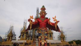 Фото дня: Скульптура Гаруды – Королевский символ, установлена перед Королевским Крематорием, созданном для покойного Короля Пумипона Адульядета в Санам Луанге в Бангкоке