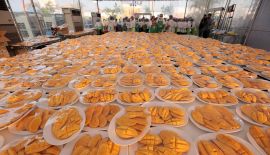 Таиланд побил мировой рекорд Гиннесса по величине порции с беспрецедентным 4-тонным блюдом манго с клейким рисом. На банкете было подано блюдо общим весом 4 000 – 4 500 кг, на которое ушло 1 360 кг клейкого риса с 6 000 кг манго