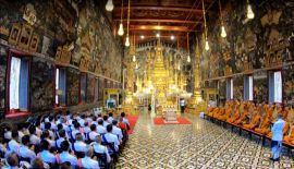 4 мая в королевской процессии Его Величество посетил храм Изумрудного Будды, чтобы провозгласить себя покровителем буддизма. Группа из 80 монахов во главе с Верховным Патриархом провела Церемонию благословения короля
