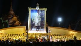 Королевская церемония зажжения свечей в честь Его Величества Короля Пумипона Адульядета Великого