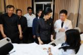 Yingluck Shinawatra visited the injured in Pattaya.