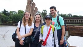 Несмотря на дождливую погоду, иностранные туристы все равно посещают символ Камбоджи — Ангкор