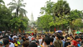 В последний день кхмерского Нового года  Пномпень собирает рекордное количество людей