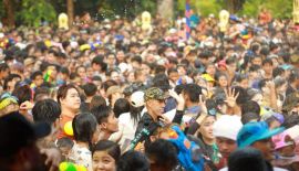 В последний день кхмерского Нового года  Пномпень собирает рекордное количество людей