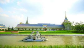 Воссоздание Небесного Сада в Санам Луанге. Королевский крематорий, символизирует гору Пхра Сумеру, священную гору богов в буддийской космологии, олицетворяя самые высокие тайские искусства и архитектуру