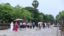 Несмотря на дождливую погоду, иностранные туристы все равно посещают символ Камбоджи — Ангкор