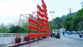 Пхукет встречает китайский Новый год   В таких ключевых районах, как Thalang Rd, Phang Nga Rd и Phuket Rd, алтари, украшенные подношениями, были выставлены на видном месте перед домами, магазинами.   В святилище Джуи Туи, расположенном на Сои Пхутон, неда