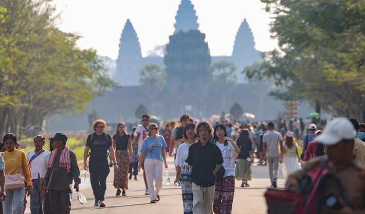 Количество китайских туристов, посещающих Ангкор, сократилось на фоне опасений по поводу безопасности.