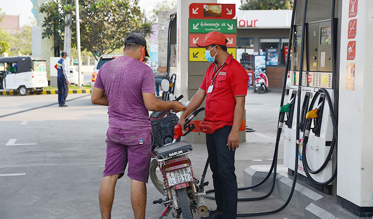 В Камбодже резко выросли цены на топливо на фоне обострения региональной напряженности.