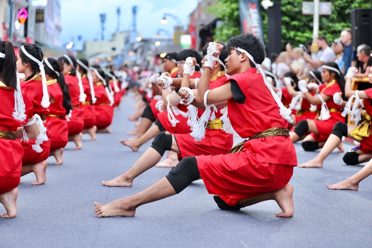 Ровно триста юношей и девушек из числа учащихся Phuket Vocational College приняли участие в церемонии «Вай Кру Рам Муай»