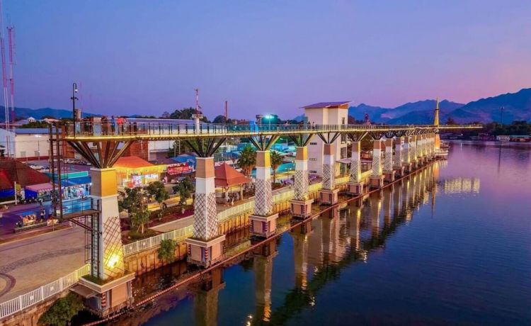 Завораживающие виды: стеклянный мост в Канчанабури.