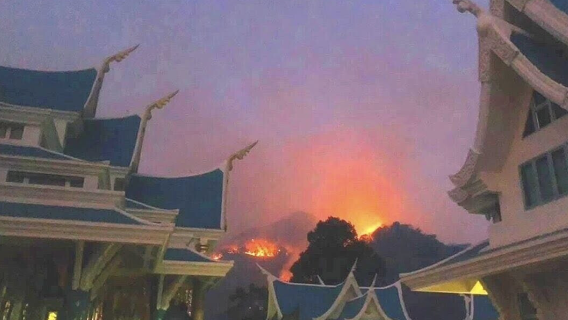 Огонь вплотную подобрался к храму Ват Па Пху Кон